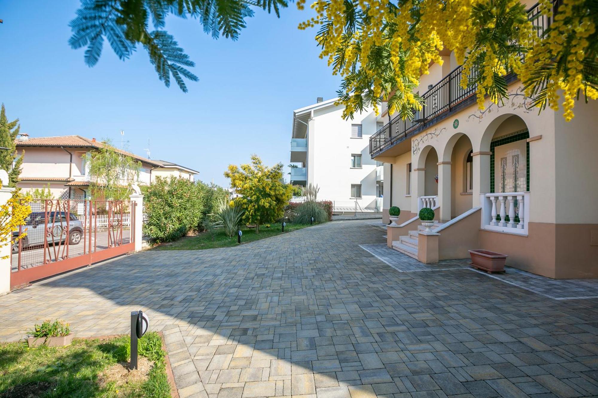 Villa Mimosa - Appartamento 1 - Happy Rentals Desenzano del Garda Exterior foto